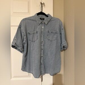 Women’s Vici denim short sleeve button up. Size small
